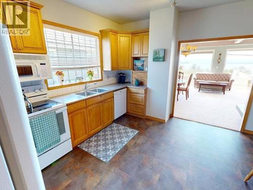 5438 Laburnum Ave, Powell River, BC - Indoor Photo Showing Kitchen With Double Sink