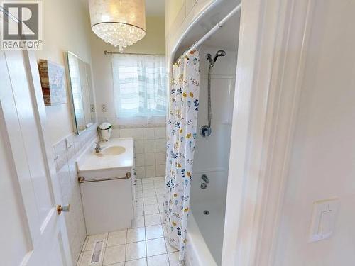 5438 Laburnum Ave, Powell River, BC - Indoor Photo Showing Bathroom