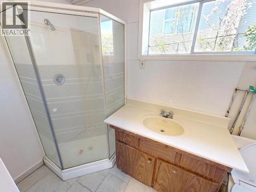 5438 Laburnum Ave, Powell River, BC - Indoor Photo Showing Bathroom