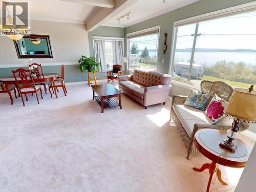 5438 Laburnum Ave, Powell River, BC - Indoor Photo Showing Living Room