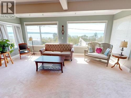 5438 Laburnum Ave, Powell River, BC - Indoor Photo Showing Living Room