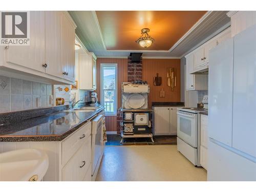 2396 Nault Road, Castlegar, BC - Indoor Photo Showing Kitchen With Double Sink