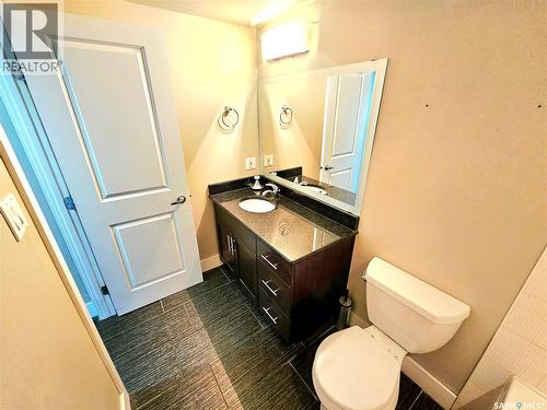 607 320 5Th Avenue N, Saskatoon, SK - Indoor Photo Showing Bathroom