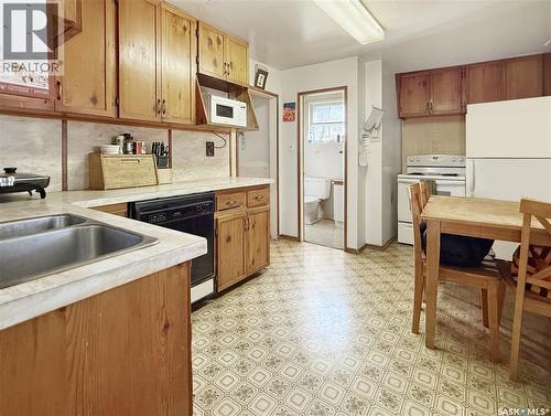 206 6Th Avenue Nw, Swift Current, SK - Indoor Photo Showing Kitchen With Double Sink