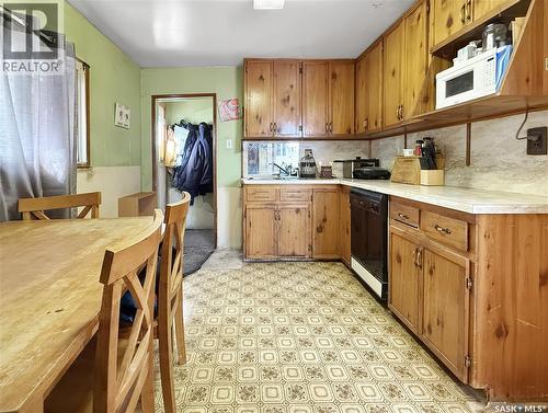 206 6Th Avenue Nw, Swift Current, SK - Indoor Photo Showing Kitchen