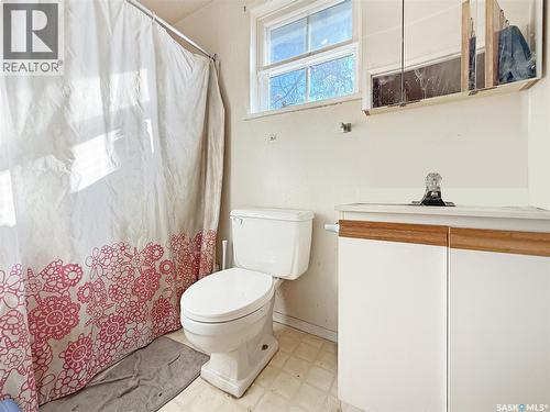206 6Th Avenue Nw, Swift Current, SK - Indoor Photo Showing Bathroom