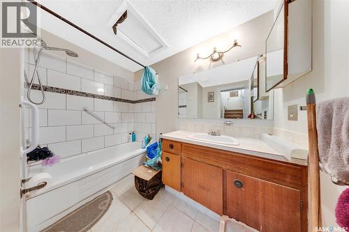 309 / 311 Y Avenue S, Saskatoon, SK - Indoor Photo Showing Bathroom
