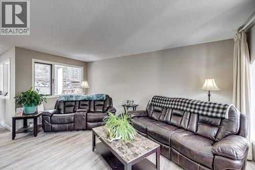 5407 Allendale Crescent, Castlegar, BC - Indoor Photo Showing Living Room