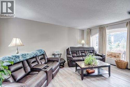 5407 Allendale Crescent, Castlegar, BC - Indoor Photo Showing Living Room