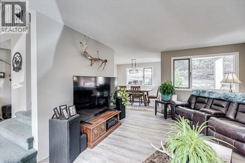 5407 Allendale Crescent, Castlegar, BC - Indoor Photo Showing Living Room