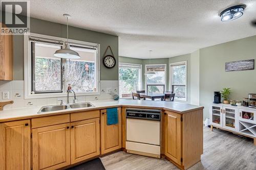 5407 Allendale Crescent, Castlegar, BC - Indoor Photo Showing Kitchen With Double Sink