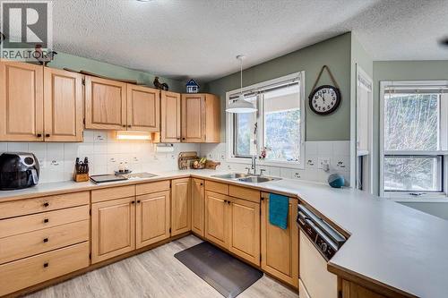 5407 Allendale Crescent, Castlegar, BC - Indoor Photo Showing Kitchen With Double Sink