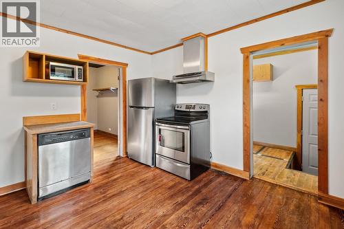 402 6A Avenue, Fernie, BC - Indoor Photo Showing Kitchen
