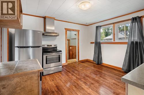 402 6A Avenue, Fernie, BC - Indoor Photo Showing Kitchen
