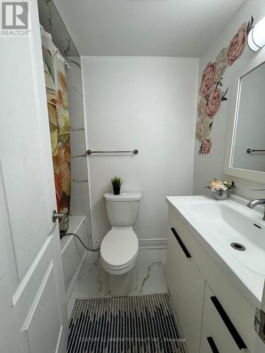 735 Parkview Crescent, Cambridge, ON - Indoor Photo Showing Bathroom