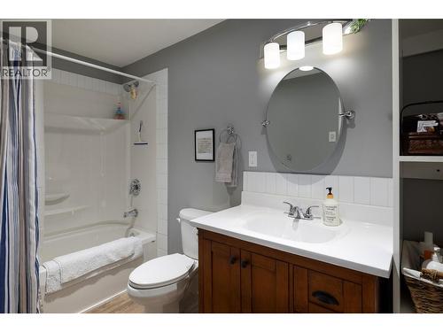 5432 Rochdell Road, Coldstream, BC - Indoor Photo Showing Bathroom