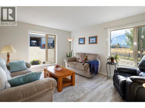 5432 Rochdell Road, Coldstream, BC - Indoor Photo Showing Living Room