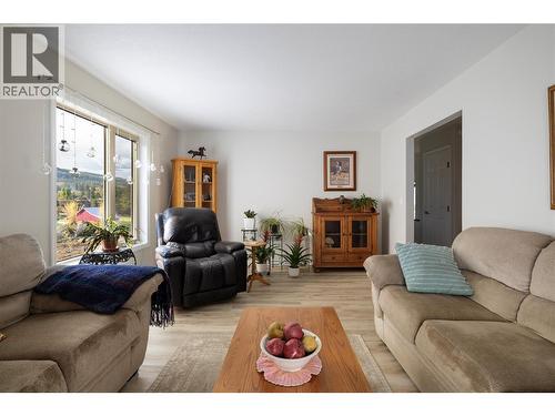 5432 Rochdell Road, Coldstream, BC - Indoor Photo Showing Living Room