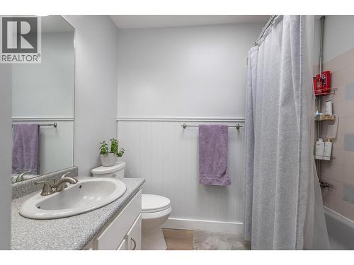 Main 4pc bathroom - 2401 40 Avenue, Vernon, BC - Indoor Photo Showing Bathroom