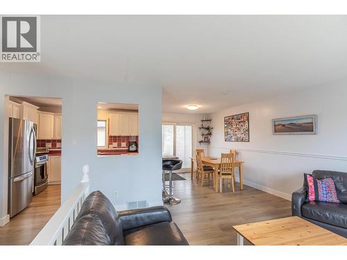 2401 40 Avenue, Vernon, BC - Indoor Photo Showing Living Room