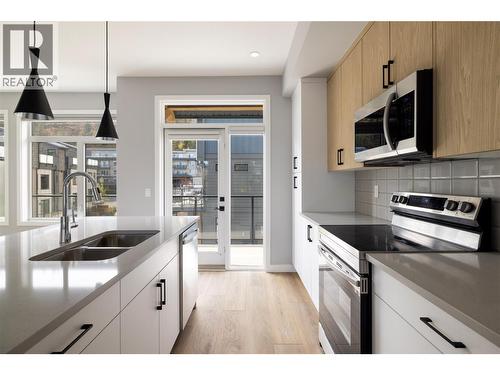 1435 Cara Glen Court Unit# 113, Kelowna, BC - Indoor Photo Showing Kitchen With Double Sink With Upgraded Kitchen