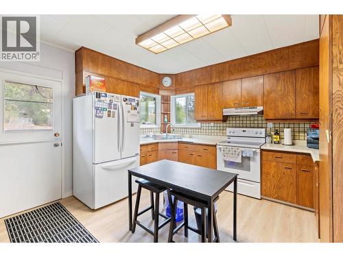 590 Brenda Road, Kelowna, BC - Indoor Photo Showing Kitchen