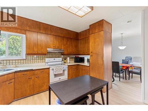 590 Brenda Road, Kelowna, BC - Indoor Photo Showing Kitchen