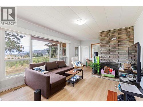 590 Brenda Road, Kelowna, BC - Indoor Photo Showing Living Room