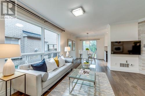 2101 Shady Glen Road, Oakville, ON - Indoor Photo Showing Living Room