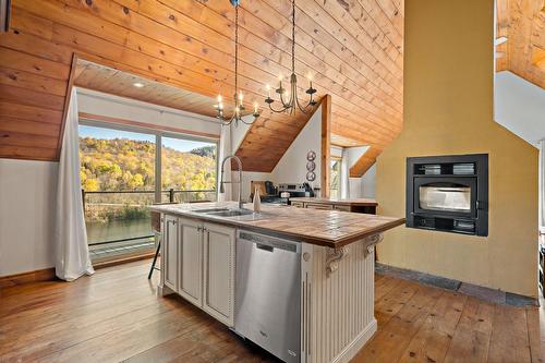Kitchen - 3020 Ch. Du Lac-Du-Raquetteur, Mont-Blanc, QC - Indoor Photo Showing Kitchen With Fireplace With Double Sink