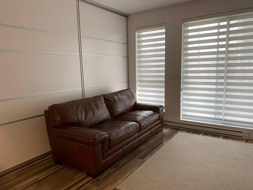 Salon - 105-4 Av. Donegani, Pointe-Claire, QC - Indoor