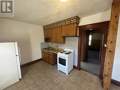 17 Abbott St, Sault Ste. Marie, ON - Indoor Photo Showing Kitchen