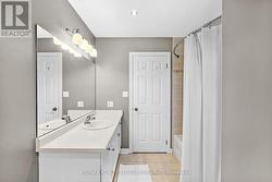 Upper level 4-piece bathroom - 