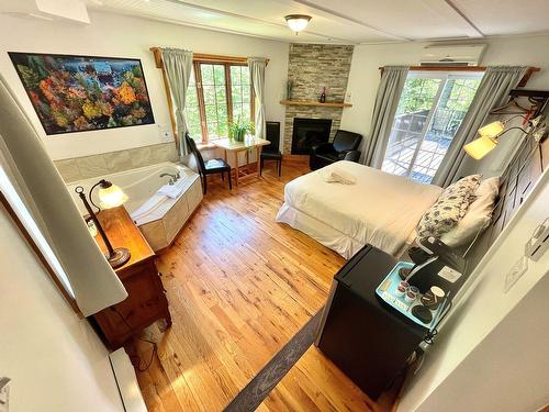Chambre à coucher - 2222 Boul. De Ste-Adèle, Sainte-Adèle, QC - Indoor With Fireplace