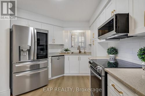 96 Marl Meadow Drive, Kitchener, ON - Indoor Photo Showing Kitchen With Upgraded Kitchen