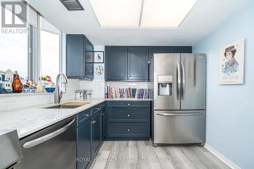 Kitchen view - 809 - 270 Davis Drive, Newmarket, ON - Indoor Photo Showing Kitchen With Stainless Steel Kitchen