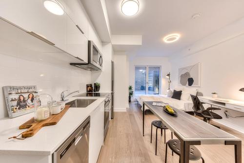 Cuisine - 205-2100 Boul. St-Laurent, Montréal (Ville-Marie), QC - Indoor Photo Showing Kitchen With Upgraded Kitchen