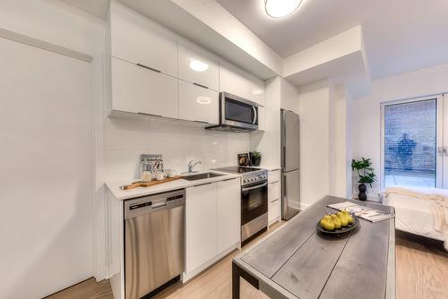 Cuisine - 205-2100 Boul. St-Laurent, Montréal (Ville-Marie), QC - Indoor Photo Showing Kitchen With Upgraded Kitchen