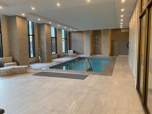 Pool - 431-815 Av. Plymouth, Mont-Royal, QC - Indoor Photo Showing Other Room With In Ground Pool