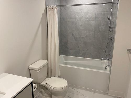Bathroom - 431-815 Av. Plymouth, Mont-Royal, QC - Indoor Photo Showing Bathroom