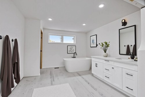 Salle de bains - 245 Rue Jean, Rivière-Beaudette, QC - Indoor Photo Showing Bathroom