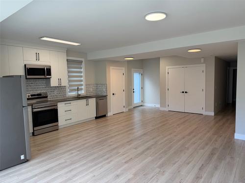 937 Royal Troon Lane, Kelowna, BC - Indoor Photo Showing Kitchen
