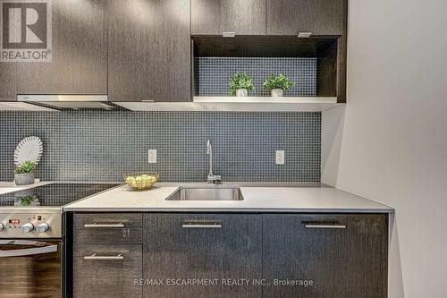 714 - 435 Richmond Street W, Toronto, ON - Indoor Photo Showing Kitchen With Upgraded Kitchen