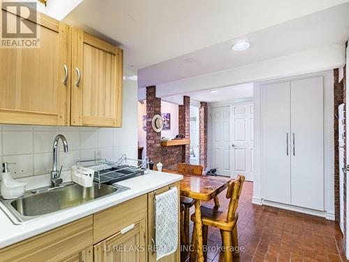 7497 Middleshire Drive, Mississauga, ON - Indoor Photo Showing Kitchen