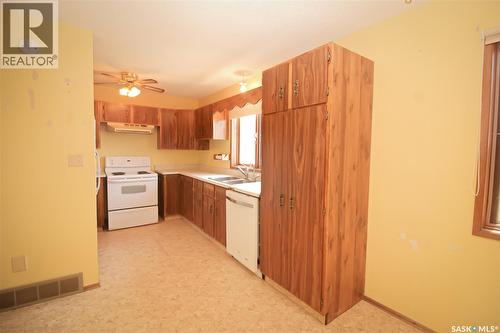 223 2Nd Street W, Climax, SK - Indoor Photo Showing Kitchen With Double Sink