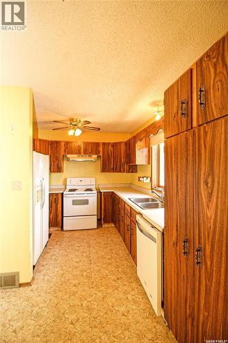 223 2Nd Street W, Climax, SK - Indoor Photo Showing Kitchen With Double Sink
