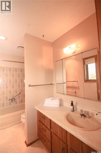 223 2Nd Street W, Climax, SK - Indoor Photo Showing Bathroom