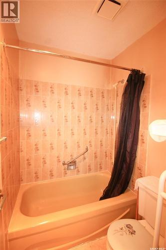 223 2Nd Street W, Climax, SK - Indoor Photo Showing Bathroom