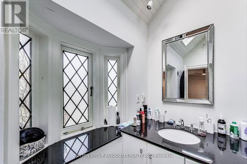 202 Forest Hill Road, Toronto, ON - Indoor Photo Showing Bathroom