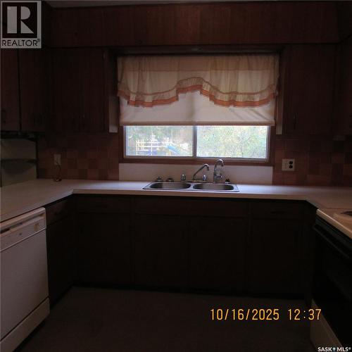 406 Chickney Avenue, Lemberg, SK - Indoor Photo Showing Kitchen With Double Sink
